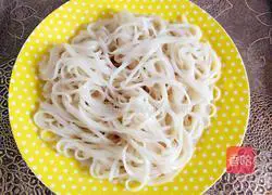 Scrambled eggs with cherry tomatoes Illustration of how to make noodles 12