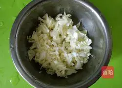 Illustration of how to make sesame raisin seafood fried rice 2