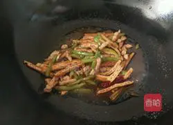 Illustration of how to make noodles with shredded pork and dried green pepper 9