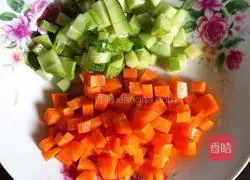 Illustration of how to make golden fried steamed buns 1