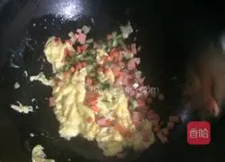 Illustration of how to make fried rice with fancy eggs 4