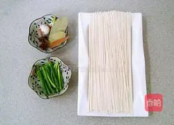 Illustration of how to make noodles with scallion oil 1