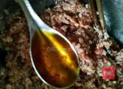 Illustration of how to make pork and cabbage dumpling stuffing 15