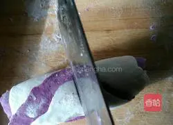 Illustration of how to make two-color purple potato flower steamed buns 11