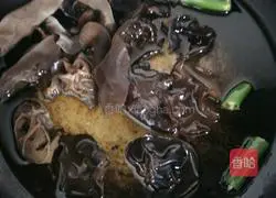 Illustration of how to make pepper and fungus soy sauce fried rice 2