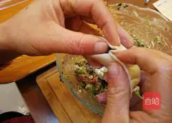 Illustration of how to make crescent moon dumplings 9