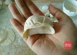 Illustration of how to make pork and cowpea filling dumplings 16