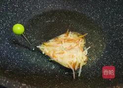 Illustration of how to make carrot and potato shredded cake 6