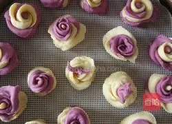 Illustration of how to make tender corn dregs, purple sweet potato and rose flower steamed buns 7