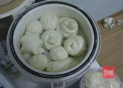 Illustration of how to make milk-flavored steamed buns 4