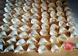 Illustration of how to make celery, dragon and fish wontons 9