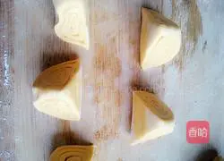 Illustration of how to make pumpkin flower roll steamed buns 10