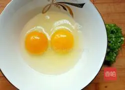 Illustration of how to make colorful pepper and egg pancakes 1