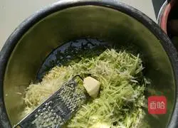 Illustration of how to make radish and meat bun filling 2