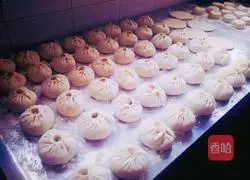 Illustration of how to make celery and pork buns 9