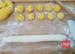 Illustration of how to make pumpkin blossom steamed buns 13