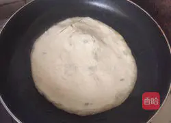 Illustration of how to make bacon cheese hand pancakes 6