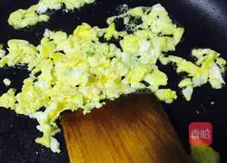 Illustration of how to make egg fried rice 8