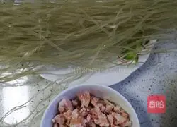 Illustration of how to make minced meat vermicelli 1