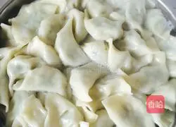 Illustration of how to make leek, egg skin and meat dumplings 9