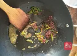 Illustration of how to make fried noodles with shredded chicken 3