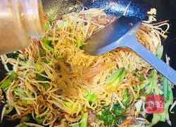 Illustration of how to stir-fry thin noodles with cumin shredded pork 5