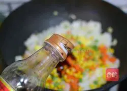 Illustration of how to make colorful fried rice with shrimps 9