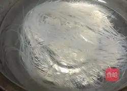 Illustration of how to make pickled cabbage, vermicelli and meat buns 4