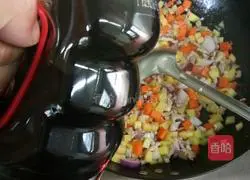 Illustration of how to make four diced braised rice 6