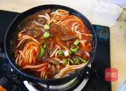 Illustration of making spicy and sour duck blood potato powder 12