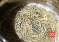 Illustration of how to make noodles with scallion oil 7