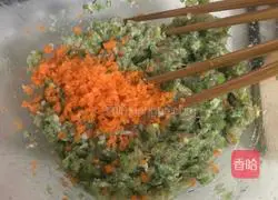 Illustration of how to make celery and carrot meat dumplings 9