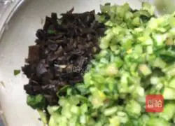 Illustration of making dumplings stuffed with pork and celery 3