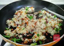 Illustration of how to make fried rice with beef, vegetables and eggs 9