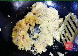 Illustration of how to make onion and duck egg fried rice 7