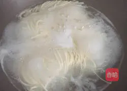 Illustration of how to make noodles with scallion oil 2