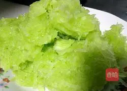 Illustration of how to make lettuce and pork dumplings 3