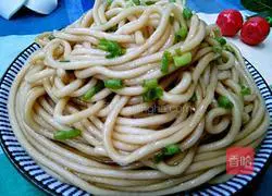Illustration of how to make noodles with scallion oil 1