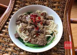 Illustration of how to make spicy and tender beef noodles 3