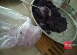 Illustration of how to make egg cake and purple potato stuffed rice with meat filling 7