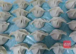 Illustration of how to make three fresh dumplings 6