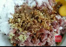 Illustration of how to make dumplings stuffed with shepherd’s purse and pork 1