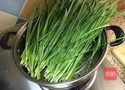 Illustration of how to make leek meat dumplings 2