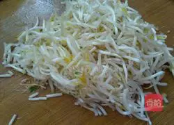 Illustration of how to make sprouts fried rice 1