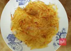 Illustration of how to make shredded potato and carrot pancakes 5