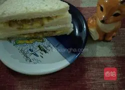 Illustration of how to make egg and meat floss sandwich 10