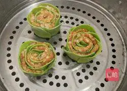 Illustration of how to make Baicai dumplings with pork and cabbage stuffing 11