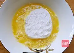 Illustration of how to make egg steamed bun slices 4