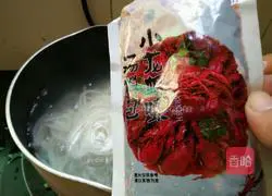 Illustration of how to make spicy crayfish flavored snail noodles 9