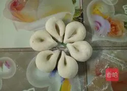 Illustration of how to make flower steamed buns 10